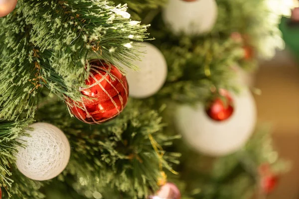 Großaufnahme Von Kugeln Auf Dem Weihnachtsbaum Neujahrskonzept — Stockfoto