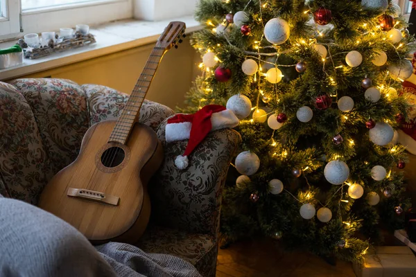 Xmas 아래서 선물도 선물도 크리스마스 장식과 크리스마스 어쿠스틱 기타가 배경에 — 스톡 사진