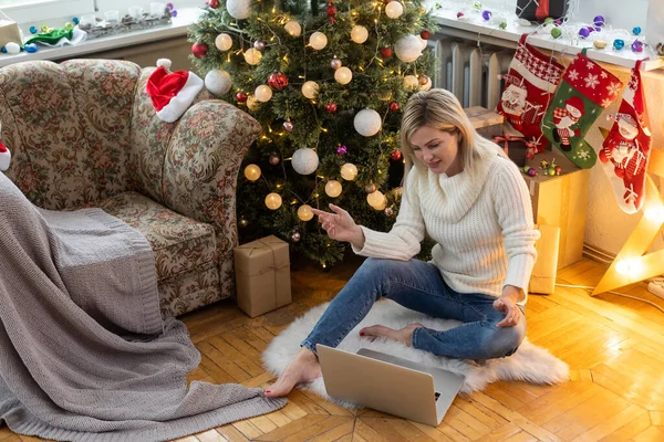 Sorrindo Jovem Mulher Com Laptop Perto Árvore Natal Olhando Espaço — Fotografia de Stock