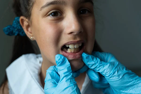 Dentysta Sprawdzanie Ustawianie Wymiarów Wsporników Rozmawiała Dziewczyną Aparacie Zęby — Zdjęcie stockowe