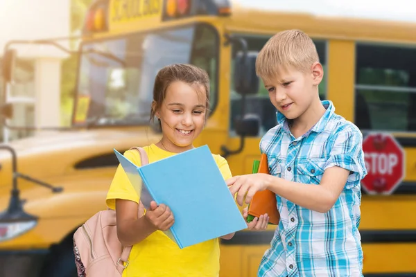 Little Kids Schoolchildren Pupils Students School Bus Welcome Back School — Stock Fotó