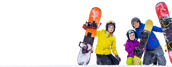 Retrato Família Feliz Com Snowboards Olhando Para Câmera Fundo Branco — Fotografia de Stock