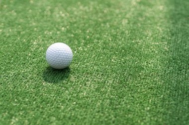 Bir golf club ve mini golf oyun sırasında top.