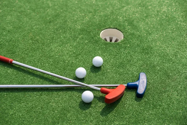 Mini golf oyun sırasında bir topa vurmak bir kulüp hazırlar.
