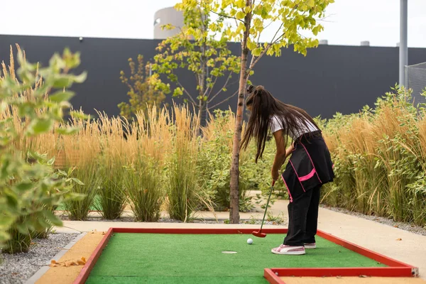 Linda Niña Jugando Mini Golf Parque —  Fotos de Stock