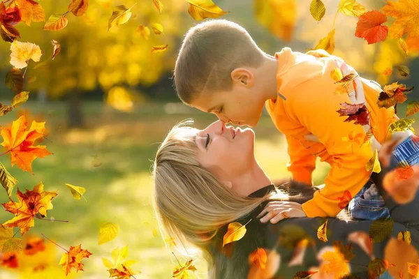 Mother Her Little Daughter Beautiful Autumn Park High Quality Photo — Photo