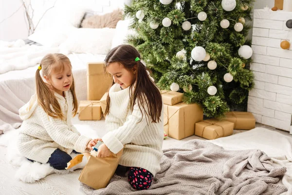 Twee Kleine Meisjes Delen Een Verrassing Kerstochtend — Stockfoto
