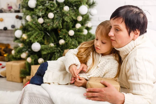 Anne ve çocuklar Noel 'de evdeler..