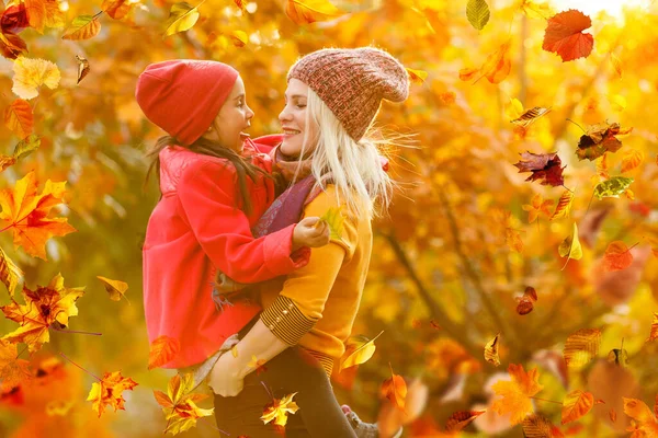 Mother Her Little Daughter Beautiful Autumn Park High Quality Photo — ストック写真