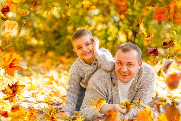 Happy Family Father Child Daughter Walk Autumn Leaf Fall Park — Stok fotoğraf