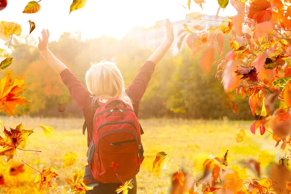 Beautiful Girl Walking Outdoors Autumn Smiling Girl Collects Yellow Leaves — Fotografia de Stock