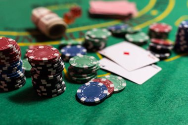 Yeşil masada poker konsepti.