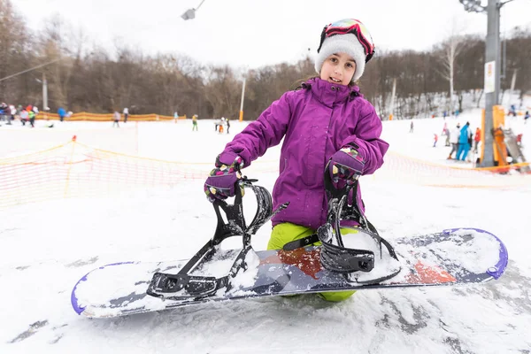 Сноуборд Зимовий Спорт Маленька Дівчинка Грає Снігом Теплому Зимовому Одязі — стокове фото