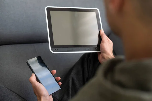 Nahaufnahme Hände Multitasking Mann Mit Tablet Laptop Und Handy Wifi — Stockfoto