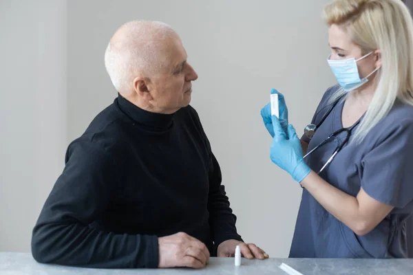 Krankenschwester Führt Einen Coronavirus Pcr Test Einem Älteren Mann Seinem — Stockfoto