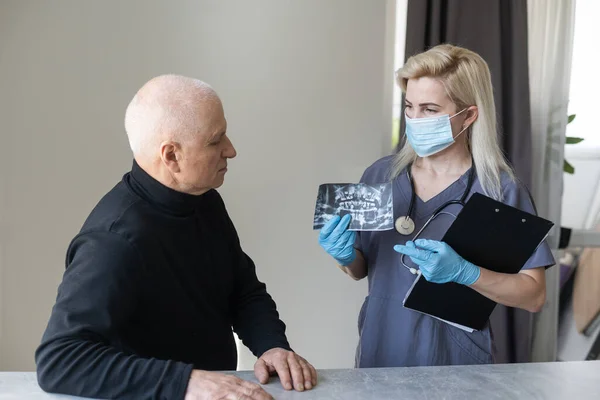 Zahnarzt Der Vor Der Zahnbehandlung Eine Röntgenuntersuchung Durchführt Älterer Männlicher — Stockfoto