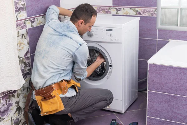 Adam Çamaşır Makinesini Tamir Ediyor — Stok fotoğraf