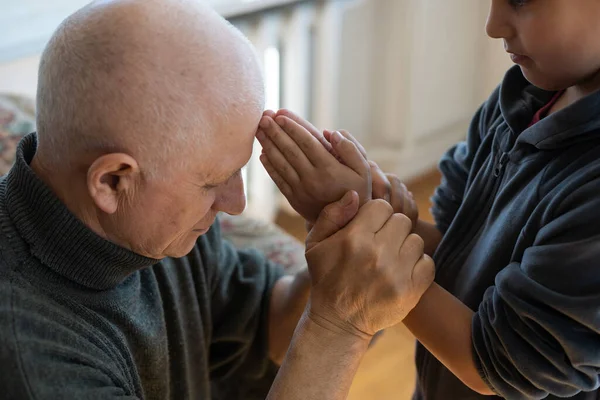 Hand Granddaughter Holding Wrinkled Hand Old Man Symbolizing Care Attention — Stock Photo, Image