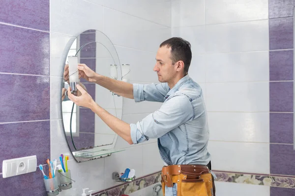 Handyman Installing Mirror Bathroom — Stockfoto