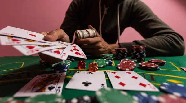 カジノ ギャンブルとエンターテイメントのコンセプト 緑のテーブルのポーカー用のチップのスタック — ストック写真