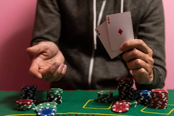カジノ ギャンブルとエンターテイメントのコンセプト 緑のテーブルのポーカー用のチップのスタック — ストック写真