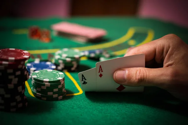 Jogador Poker Feliz Ganhar Manter Cartas — Fotografia de Stock
