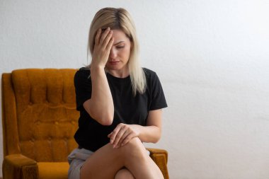 Üzgün, hayal kırıklığına uğramış genç, çaresiz bir kadının portresi. Elini tutarak zor bir hayat, sorunlar ya da baş ağrısı çekiyor. Umutsuzluk, depresyon, yalnızlık konsepti.