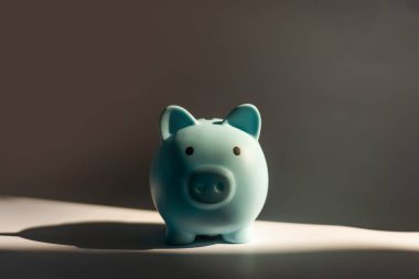 Basit ağlama ile Piggy banka - deyimler - üzgün,