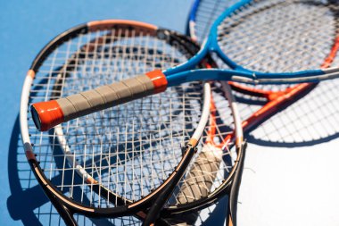 Kırık tenis raketleri mavi tenis kortu.