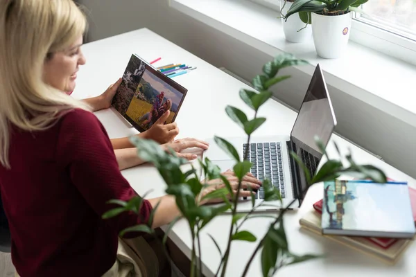 Creatieve Jonge Vrouw Werkt Laptop Haar Studio — Stockfoto