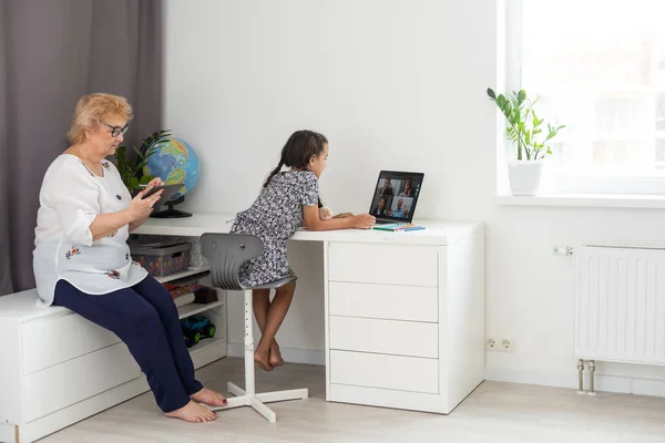 Glad Mormor Och Hennes Barnbarn Som Har Videochatt Laptop Tillsammans — Stockfoto