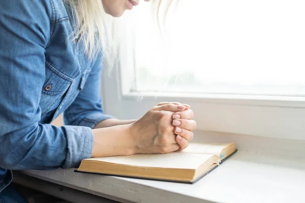 Gebet Gefaltete Hände Auf Einer Heiligen Bibel Für Glauben Spiritualität — Stockfoto