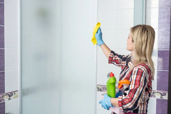 Blonde Junge Frau Putzt Badezimmer — Stockfoto