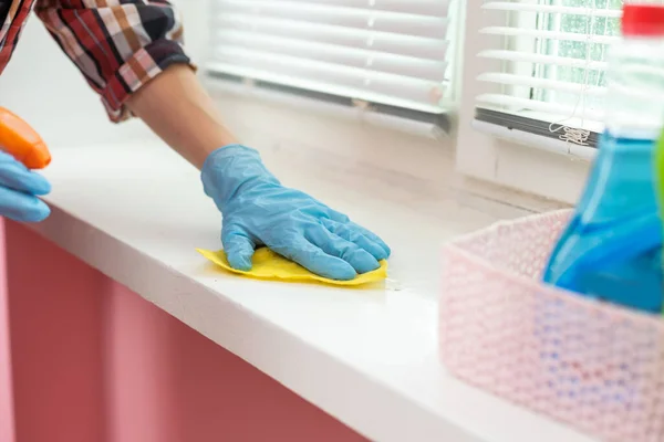 Sprzątanie Wycieranie Tkaniną Mikrofibry Kobieta Wykonująca Prace Domowe Koncepcja Utrzymania — Zdjęcie stockowe