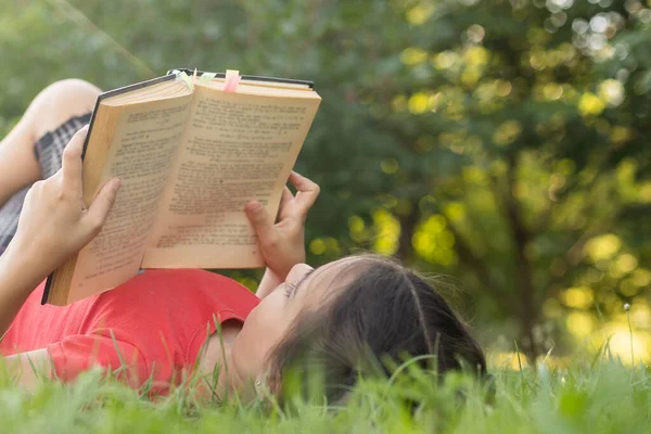 Menina Com Livro Jardim Miúdo Está Ler Livro Mãos Livre — Fotografia de Stock