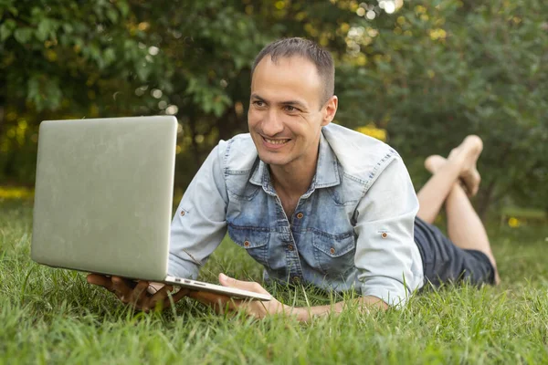 Jeune Homme Dans Jardin Été Sur Ordinateur Portable Tout Bavardant — Photo