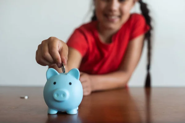 Niña Sonriente Posando Con Una Alcancía Sus Manos Pie Sobre —  Fotos de Stock