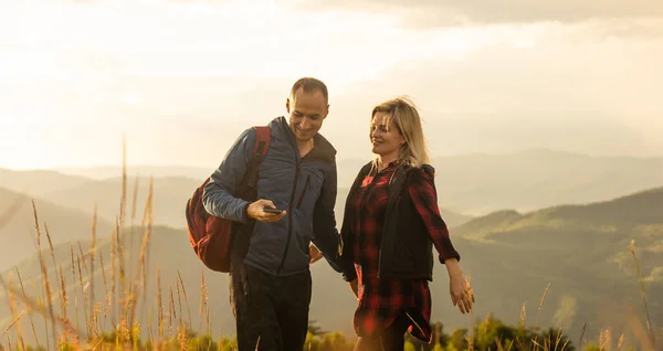 Beautiful Young Couple Enjoying Nature Mountain — Φωτογραφία Αρχείου