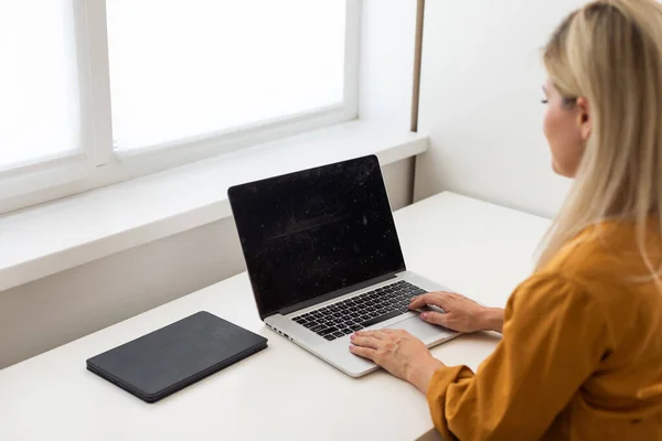 Imagem Jovem Bela Mulher Alegre Sorrindo Enquanto Trabalhava Com Laptop — Fotografia de Stock