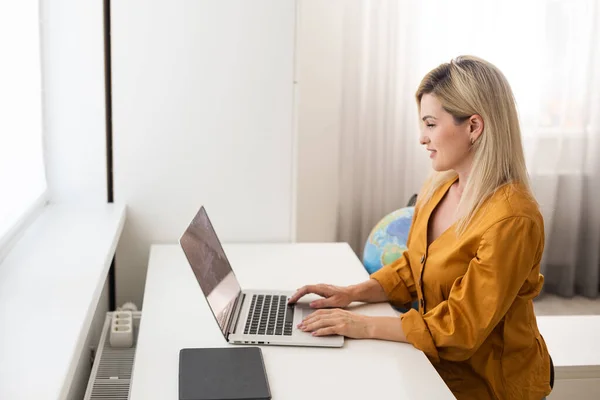 Imagem Mockup Uma Mulher Usando Digitando Laptop Com Tela Desktop — Fotografia de Stock