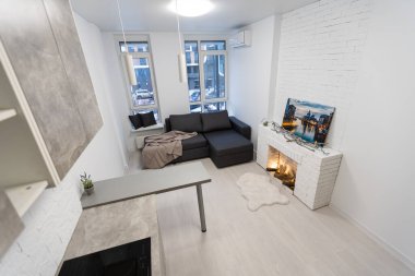 Açık mutfak ve oturma odası olan çağdaş bir daire..