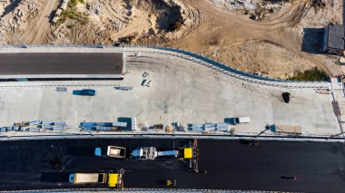 Yeni yol inşaatında çalışan yol silindiri.