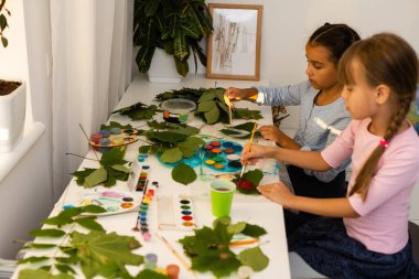 Mutlu çocuk gülüyor. Neşeli küçük kızlar Ressam bir resim çizer.