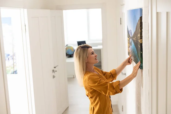 Woman Hanging Photo Canvas Wall — Stockfoto