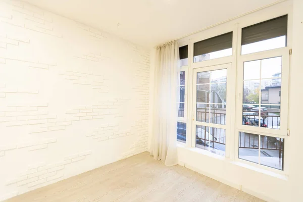 Quarto Moderno Loft Branco Com Grandes Janelas Vista Para Cidade — Fotografia de Stock