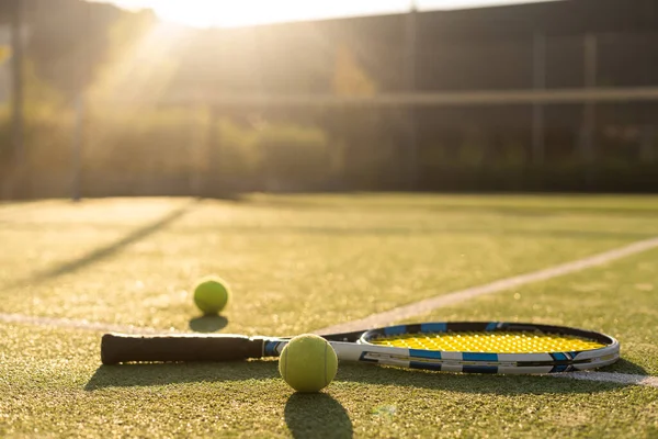 Tennisballen Racket Groene Gras Achtergrond — Stockfoto