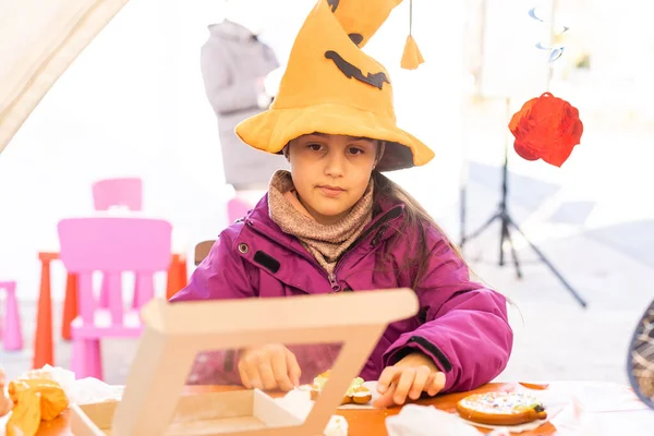 Маленька Дівчинка Костюмі Хеллоуїна Грає Імбирним Печивом Гарбуз — стокове фото