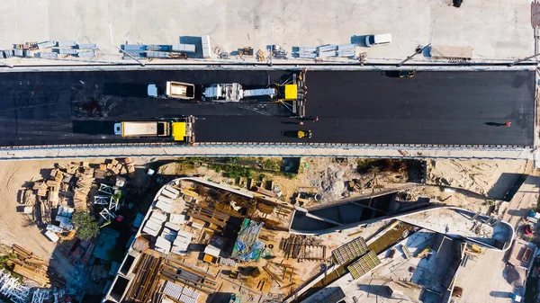 Yeni yol inşaatında çalışan yol silindiri.