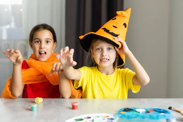 Dos Niñas Haciendo Artesanías Hojas Otoño Para Halloween Casa — Foto de Stock