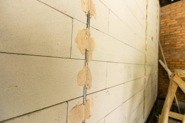 Kablolama. Duvardaki kablolar, onarım. Metin için boşluk.